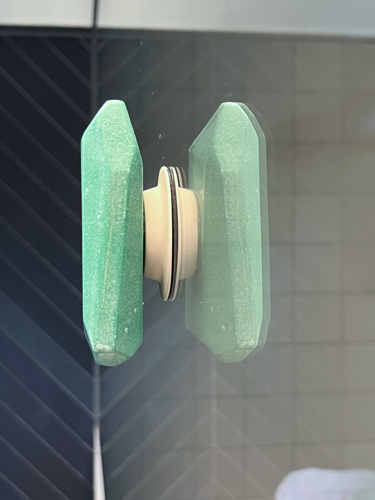 Duschbocken Shampoo gehalten von einem Soapi Magnetseifenhalter