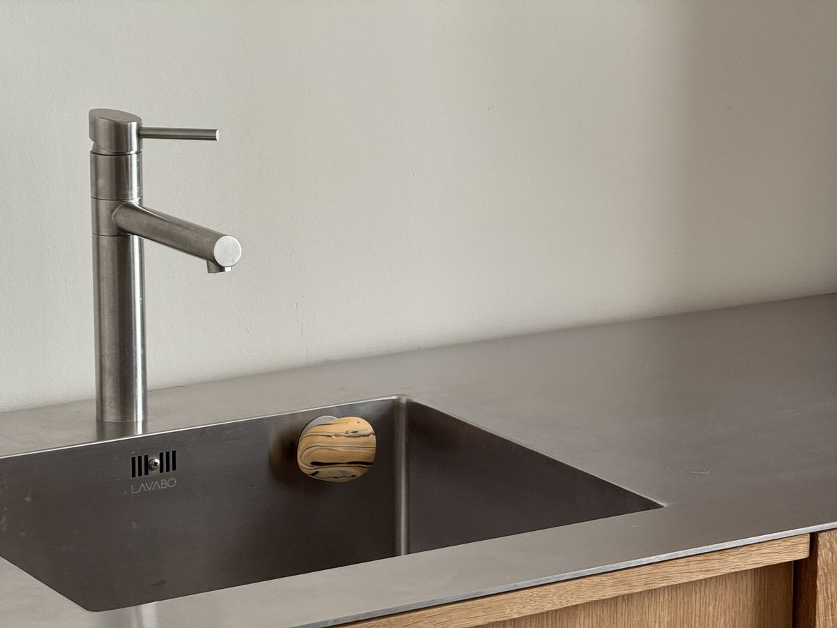 Steinseife am Magnet-Seifenhalter in einer Edelstahlspüle