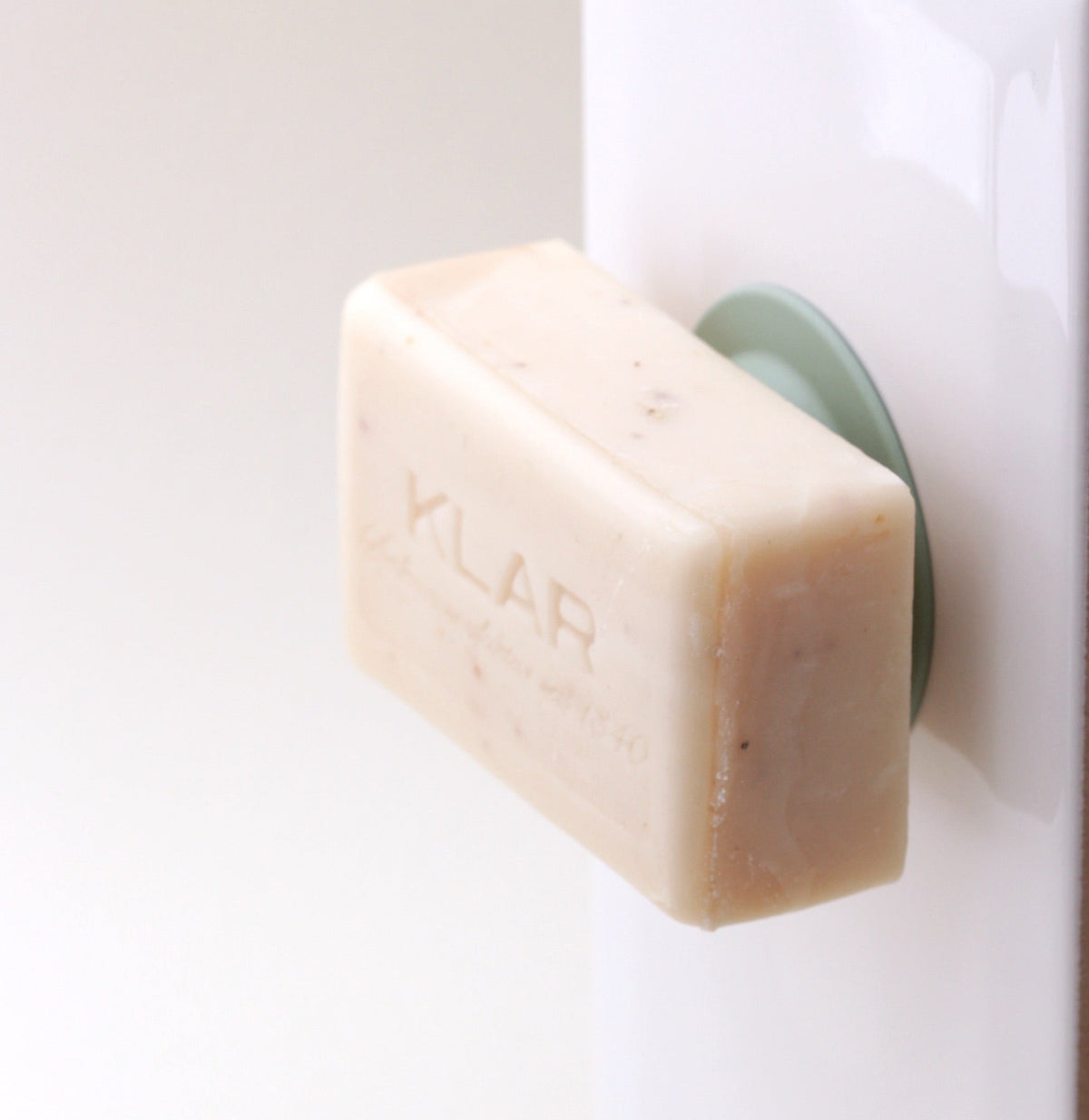 Feste Seife von KLAR hängt am magnetischen Seifenhalter Soapi