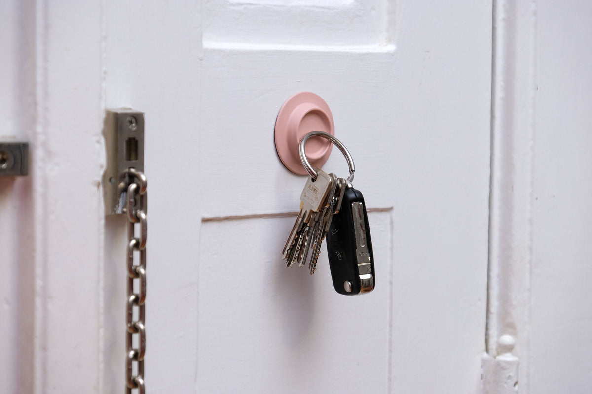 Schlüsselbund am rosa Magnet-Schlüsselhalter neben der Wohnungstür