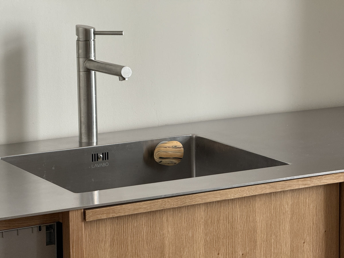 Steinseife am Seifenhalter in einer Küche mit Edelstahl und Holz