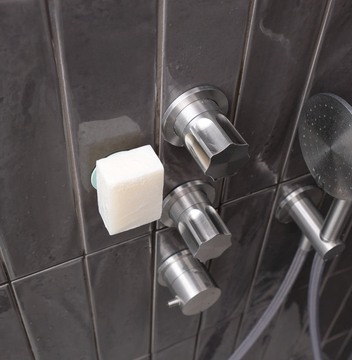 Festes Seifenstück am Seifenhalter mit Magnet in der Dusche