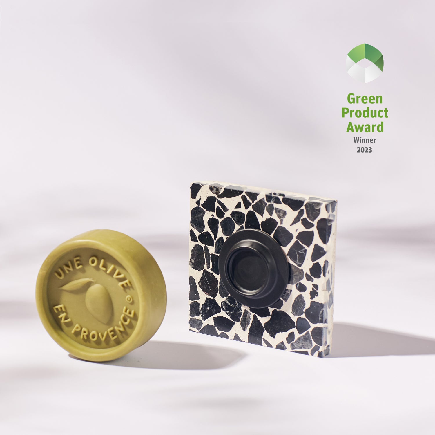 Magnetischer Seifenhalter in Schwarz und eine Olivenöl Seife Gewinner des Green Product Award 2023